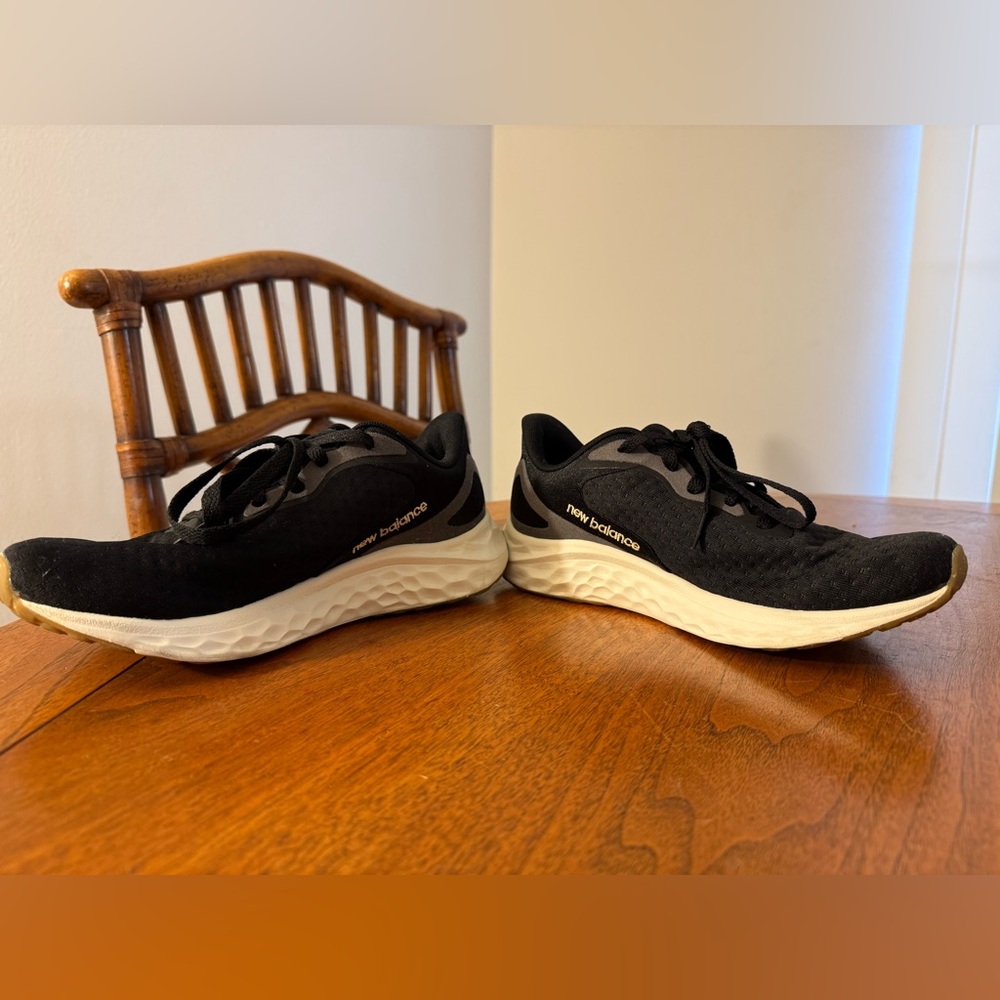 New Balance Women's Fresh Foam Arishi Running Sneakers Black/Gold - Picture 4 of 8